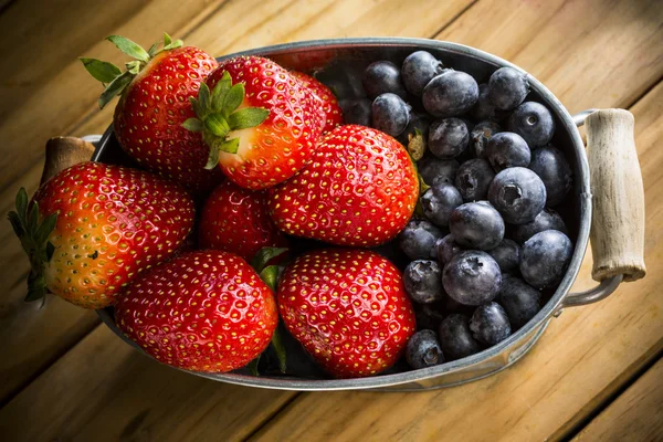 Fresas frescas y arándanos — Foto de Stock