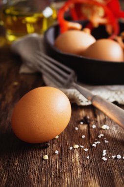 Taze yumurta omlet için