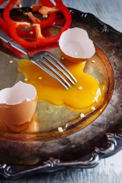 Kırık çiğ yumurta — Stok fotoğraf