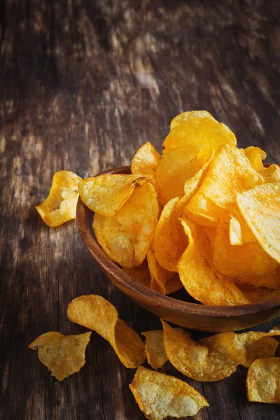 Papas fritas en un tazón de madera — Foto de Stock