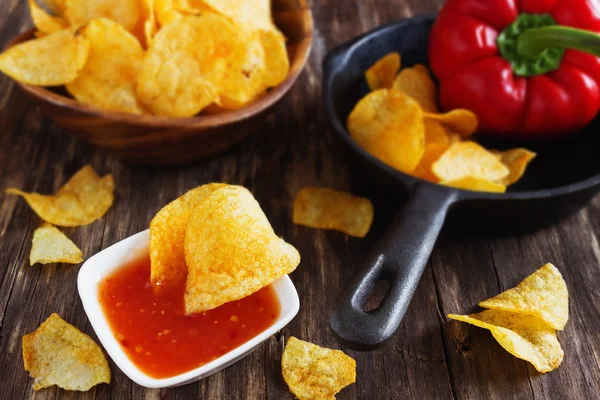 Patatas fritas y salsa de chile — Foto de Stock