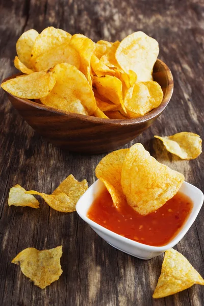 Potato chips in a wooden bowl — Stock Photo, Image