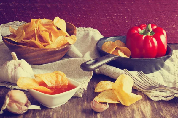 Patatas fritas y salsa de chile — Foto de Stock