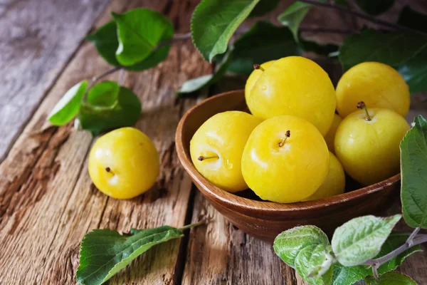 Ripe yellow plums — Stock Photo, Image