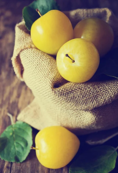 Prunes jaunes mûres dans un sac — Photo