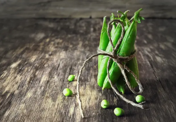 Bunch of mature pods of green peas — Stock Photo, Image