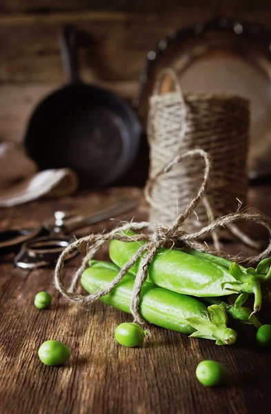 Manojo de vainas maduras de guisantes verdes — Foto de Stock