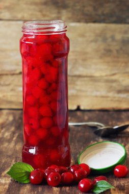 Bir cam kavanoza konserve kiraz