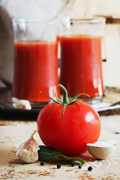 トマトジュースとガラス — ストック写真