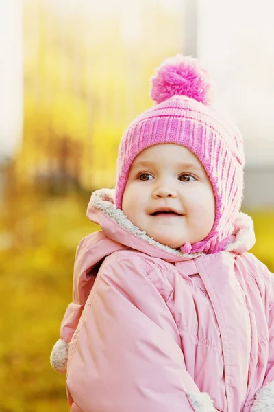 Retrato de una niña en el parque de otoño —  Fotos de Stock