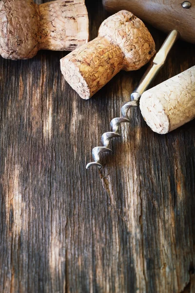 Sacacorchos viejos para vino y corchos de vino — Foto de Stock