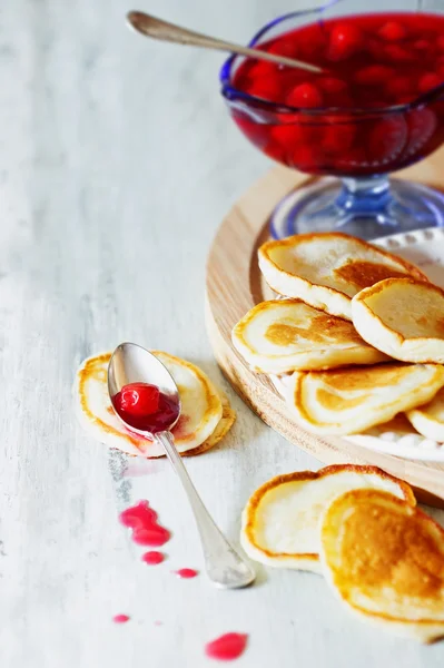 Panqueques y mermelada de cereza casera —  Fotos de Stock