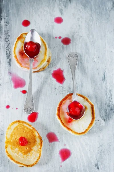 Млинці та домашнє вишневе варення — стокове фото