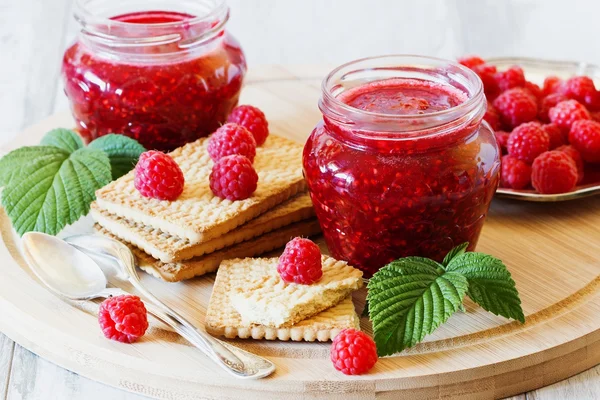 Hallonsylt och cookies — Stockfoto