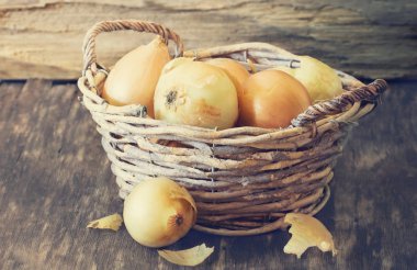Vintage bir sepet içinde olgunlaşmış soğan