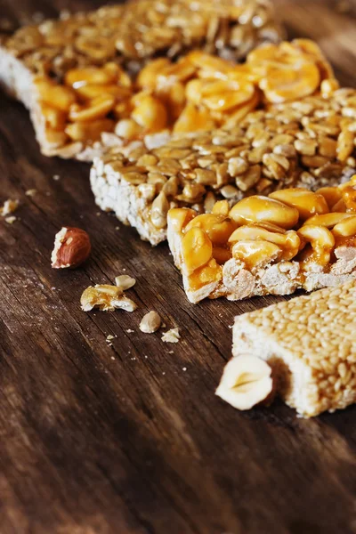 Dulces con nueces y caramelo —  Fotos de Stock