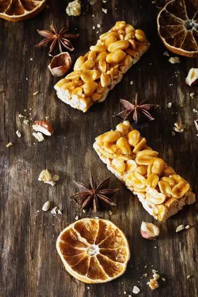 Конфеты с арахисом и карамелью — стоковое фото