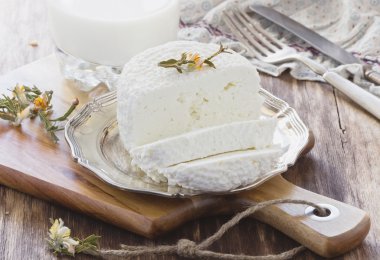 Ev yapımı süzme peynir.