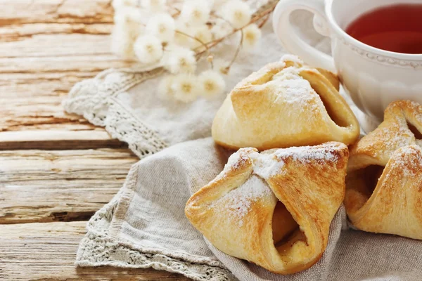 Taze çörek ve çay — Stok fotoğraf