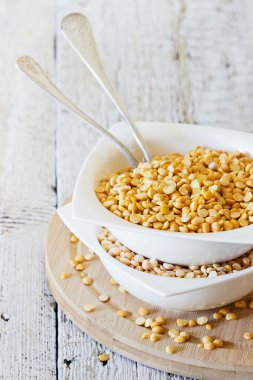 Bir seramik kase kuru bezelye 