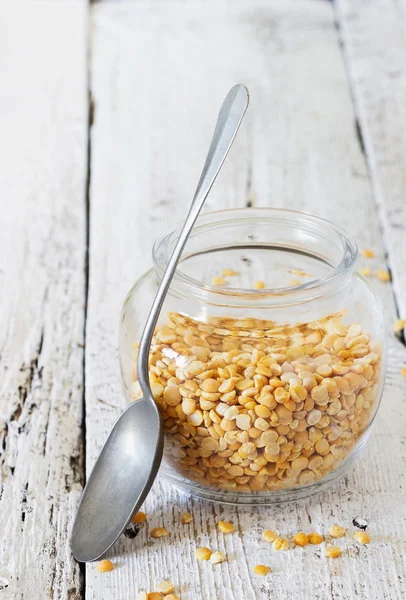 Guisantes secos en un frasco de vidrio — Foto de Stock