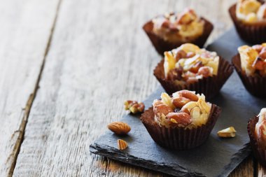 Tatlılar ile fındık ve karamel