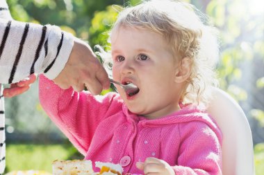Anne kızı besleniyor 