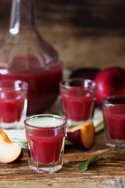 Bir bardak Erik likörü