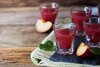 Bir bardak Erik likörü