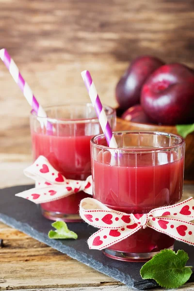 Läckra plommon juice — Stockfoto