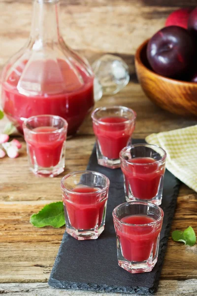 Plum likér ve sklenici — Stock fotografie