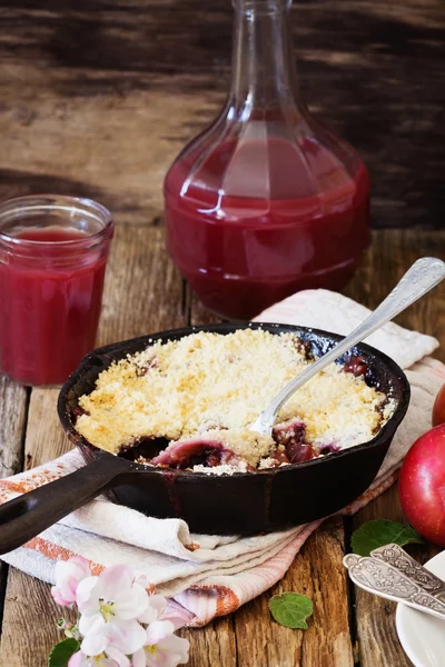 Freshly baked plum crumble — Stock Photo, Image