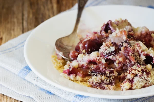 Versgebakken crumble van pruim Rechtenvrije Stockfoto's