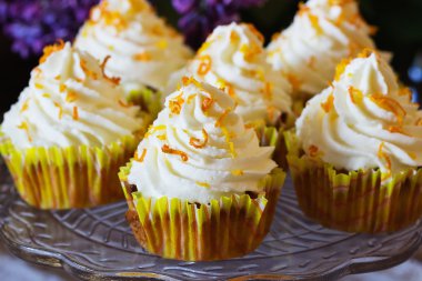 Portakal ile ev yapımı cupcakes