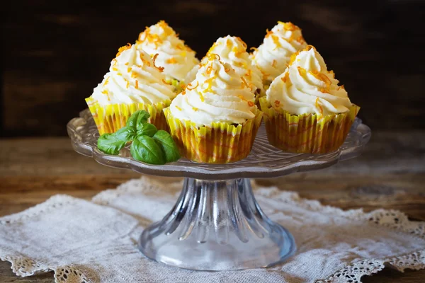 Zelfgemaakte cupcakes met sinaasappelen — Stockfoto