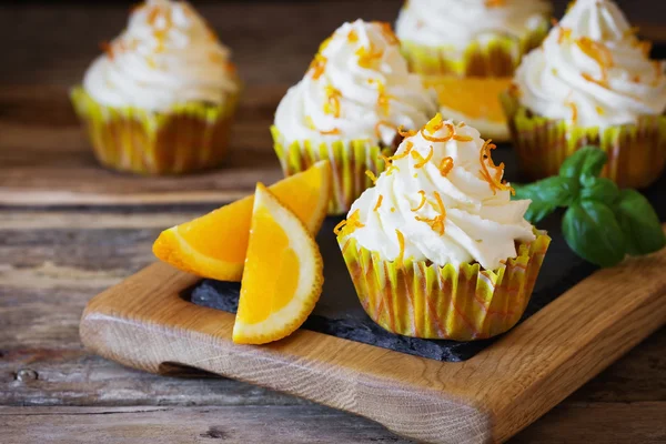 Bolinhos caseiros com laranjas — Fotografia de Stock