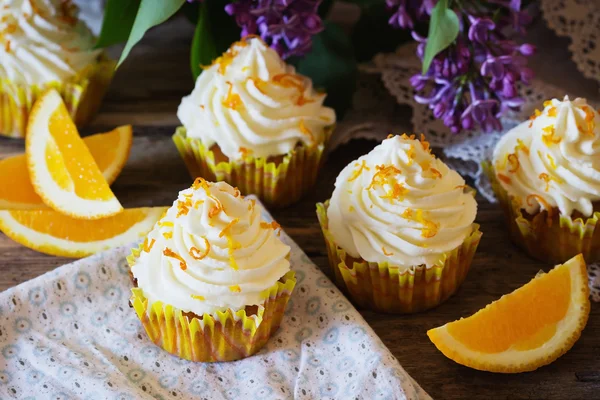 Cupcake fatti in casa con arance — Foto Stock