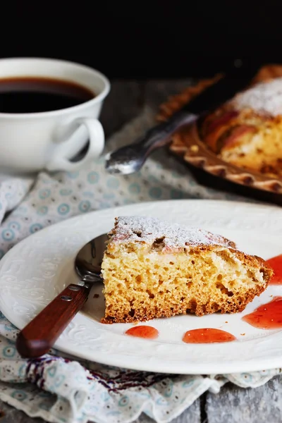 Torta fatta in casa con rabarbaro — Foto Stock