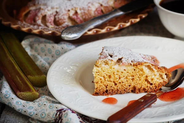 Torta fatta in casa con rabarbaro — Foto Stock