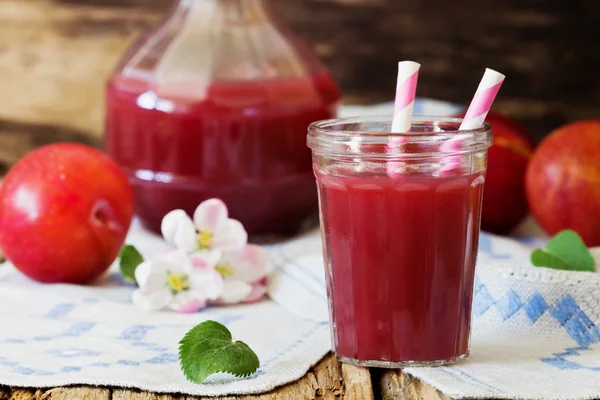 Plommon Juice i ett glas — Stockfoto