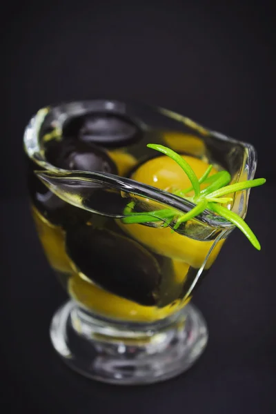 Olive in un bicchiere — Foto Stock