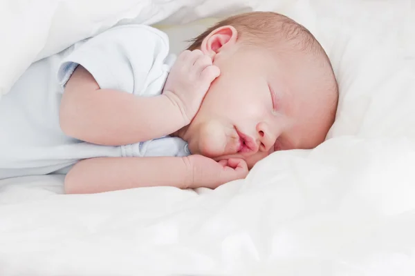 Slapende pasgeboren baby — Stockfoto