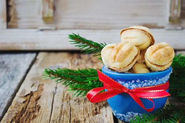 Mavi bir kabın içinde Noel kurabiyeleri — Stok fotoğraf