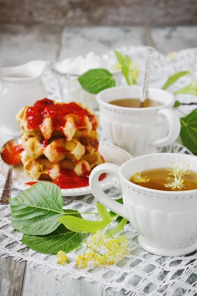 Hot linden tea — Stock Photo, Image