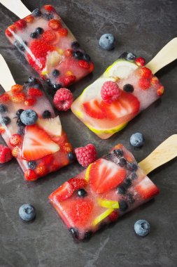 Şişte dondurulmuş meyveler 