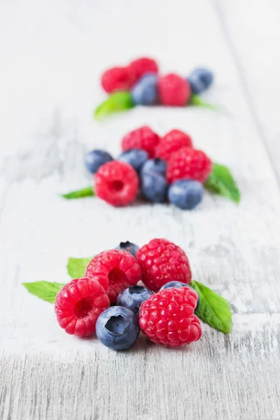 Himbeeren und Blaubeeren — Stockfoto