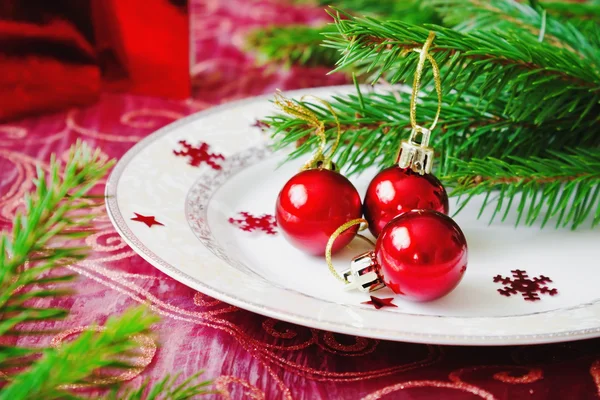 Rote Weihnachtskugeln — Stockfoto