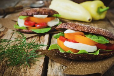 sandviç Mozzarella peyniri ile