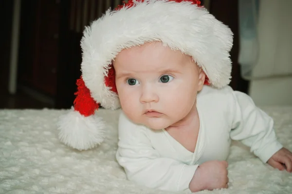 Bebê em um boné de Natal — Fotografia de Stock