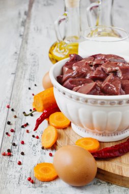 taze domuz karaciğer dilimlenmiş